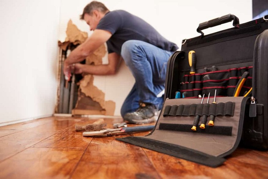 What to do during the first hour after a pipe bursts in your home